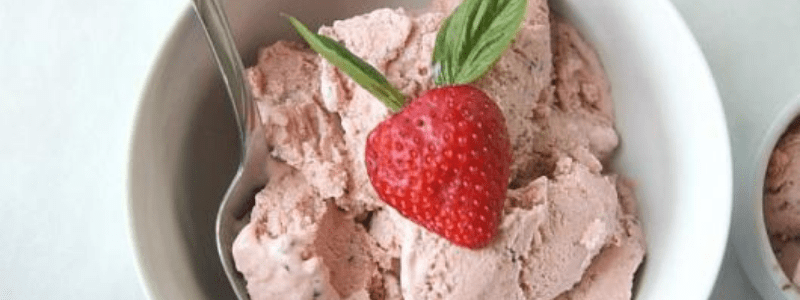 En este momento estás viendo Helado de fresas con albahaca