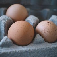 selective-focus-photo-of-three-eggs-on-tray-600615